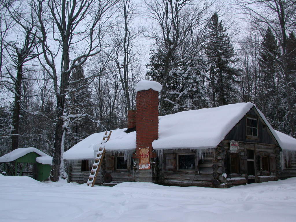 The cabin after the snowfall.