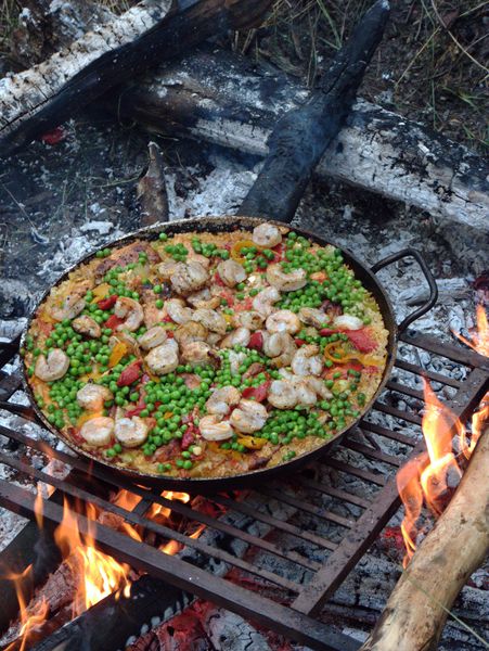 The paella, with shrimp, cooking.